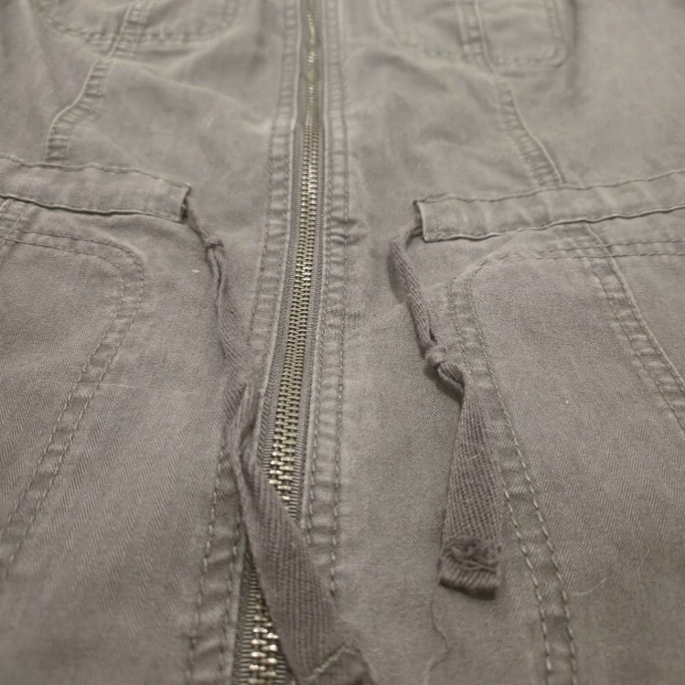 Sleeveless Zip-Up Vest - Picture 4 of 11